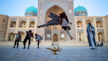 Aladdin salta sobre la l&aacute;mpara m&aacute;gica en Uzbekist&aacute;n.