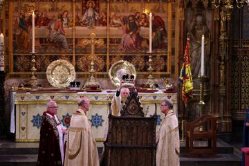 El rey Carlos III es coronado con la corona de San Eduardo. El arzobispo de Canterbury, Justin Welby, es el encargado de colocarle la corona.