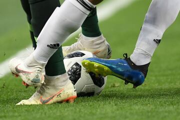 Jugadores de ambos equipos peleando un balón.