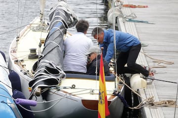 El Rey Juan Carlos embarcando en 'El Bribn' en el Real Club Nutico de Sanxenxo.