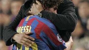 <B>CONSOLADO.</B> Rijkaard despidió con un gesto cariñoso a Messi.