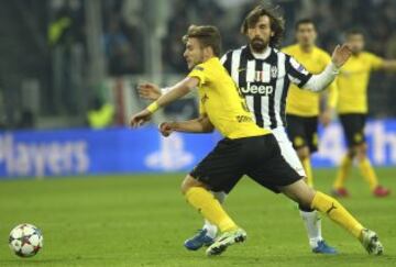 TURIN, ITALY - FEBRUARY 24:  Ciro Immobile of Borussia Dortmund competes for the ball with Andrea Pirlo of Juventus FC during the UEFA Champions League Round of 16 match between Juventus and Borussia Dortmund at Juventus Arena on February 24, 2015 in Turin, Italy.  (Photo by Marco Luzzani/Getty Images)