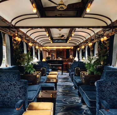 Un lujoso tren nocturno, que recorre la ruta Londres-París-Milán-Venecia a través de llanuras francesas, viñedos, castillos, los Alpes suizos e italianos y muchos rincones encantadores del norte de Italia. Los pasajeros disfrutan durante todo su recorrido de interiores antiguos que impresionan con su diseño elegante. Un tren lleno de glamour y la elegancia de la Edad de Oro de los viajes. Y todo con el máximo lujo, en el que no falta servicio de mayordomo…