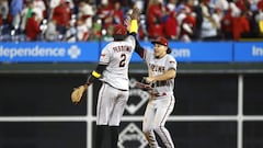 Philadelphia (United States), 24/10/2023.- Arizona Diamondbacks shortstop Geraldo Perdomo (L) and Arizona Diamondbacks center fielder Alek Thomas (R) celebrate with a leaping high-five after defeating the Philadelphia Phillies during game six of the Major League Baseball (MLB) National League Championship Series playoffs between the Arizona Diamondbacks and the Philadelphia Phillies at Citizens Bank Park in Philadelphia, Pennsylvania, 23 October 2023. The League Championship Series is the best-of-seven games. The Phillies lead the Diamondbacks, 3-2. (Liga de Campeones, Filadelfia) EFE/EPA/JUSTIN LANE
