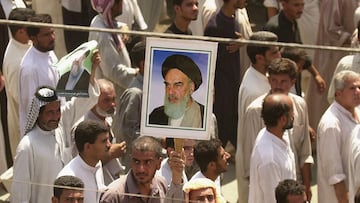 Cientos de miles de dolientes cargan el retrato del ayatolá Ruhollah Jomeini, líder de la Revolución Islámica de Irán de 1979, durante la procesión fúnebre del líder chií más poderoso de Irak, el ayatolá Mohamed Bakr al-Hakim. El cortejo culmina un viaje de tres días hacia la ciudad santa de Nayaf tras el brutal atentado con coche bomba que mató a Al-Hakim y a más de 100 personas frente al santuario del Imán Alí. El entierro en su ciudad natal simbolizó el despertar del poder chií en Irak tras la caída de Sadam Husein.