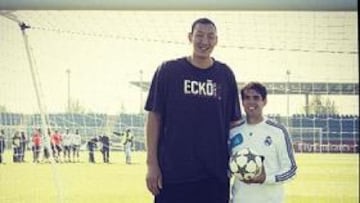 Kaká posa con el gigante chino Sun Ming Ming en Valdebebas