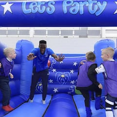 La Navidad de Yerry Mina: niños, saltarines y risas