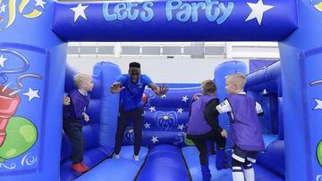 La Navidad de Yerry Mina: niños, saltarines y risas