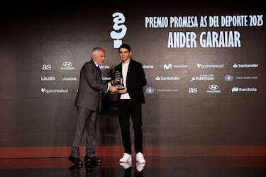 Entrega el premio: Juan Antonio Samarach, Vicepresidente del COI. Recoge el premio: Ander Garaiar.