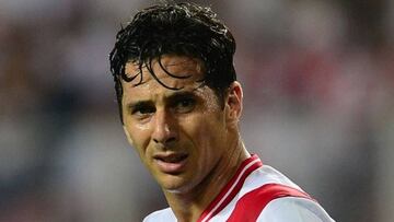 Claudio Pizarro durante un partido con la selecci&oacute;n peruana.