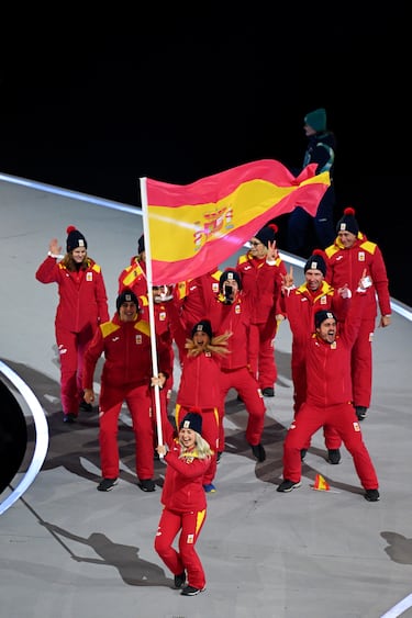 La abanderada Olivia Smart, encabeza la delegación de España en el desfile de la ceremonia de apertura de los Juegos Olímpicos de Invierno.
