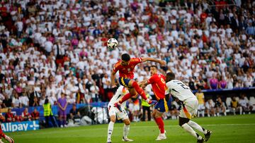 Mikel Merino remata el 1-2 a Alemania en Stuttgart.