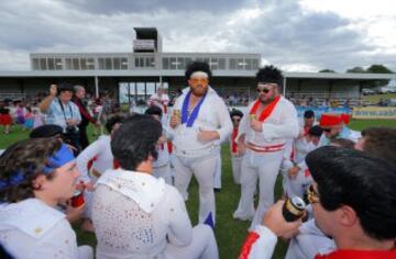 Los capitanes  hablan con sus equipos antes de su partido de rugby.