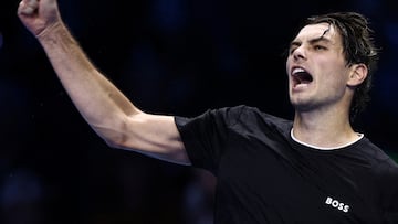Taylor Fritz celebra su triunfo contra Alexander Zverev en las ATP Finals.