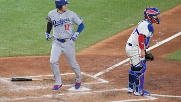 TORONTO (Canada), 26/10/2025.- Los Angeles Dodgers Shohei Ohtani (L) crosses home plate to score against the Toronto Blue Jays as Toronto Blue Jays catcher Alejandro Kirk (R) looks on during the eighth inning of the MLB World Series game two between the Los Angeles Dodgers and the Toronto Blue Jays in Toronto, Canada, 25 October 2025. EFE/EPA/EDUARDO LIMA