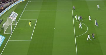 Hay que acostumbrarse a que en estas jugadas tan al límite  el asistente tardará unos segundos en levantar el banderín para que pueda actuar el VAR en caso de gol o penalti.