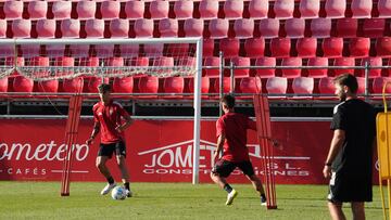 Adrián Pica, primer refuerzo del equipo, toca el balón durante el entrenamiento inicial de la pretemporada.