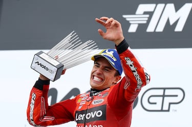 Marc Márquez celebra en el podio su victoria en el GP de Alemania disputado en el circuito de Sachsenring.