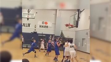 La curiosa forma de encestar de este chico en un encuentro colegial de baloncesto