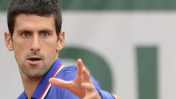 El tenista serbio Novak Djokovic mira fijamente la bola durante su partido de la frente a Philipp Kohlschreiber.