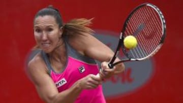 La serbia Jelena Jankovic devuelve una bola a la georgiana Sophia Shapatava en el torneo de Bogot&aacute;. 