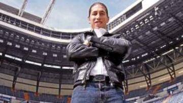 Sergio Ramos junto a uno de los trofeos que desea ganar con el Real Madrid