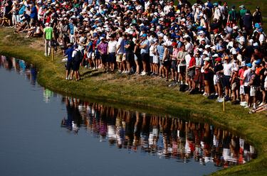 Seguidores se reflejan en el agua de uno de los lagos del Marco Simone Golf & Country Club de Roma.
