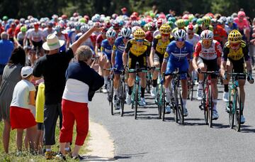 Seguidores presentes en la etapa animando al pelotón. 