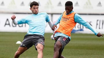 Diby Keita, a la derecha, durante un entrenamiento con el primer equipo del Real Madrid.