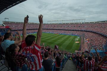 Atletico fans celebrate Fernando Torres second goal. Min.10
