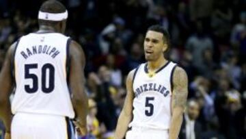 Zach Randolph y Courtney Lee celebran la victoria ante los Kings.