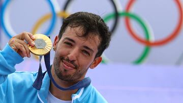 Maligno Torres muestra su medalla de oro en BMX.