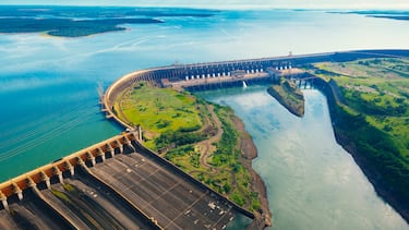 La Presa de Itaipú, ubicada sobre el río Paraná en la frontera entre Brasil y Paraguay, es una de las mayores centrales hidroeléctricas del mundo y un símbolo de cooperación binacional. Entró en operación en 1984 y destaca tanto por su escala como por su producción energética. En 2025, generó 72,9 millones de MWh, suficiente para abastecer al mundo durante 25 horas. [lanacion.com.py]
