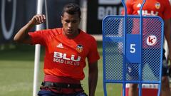 En imágenes la primera práctica de Jeison Murillo en el Valencia