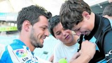 <b>AUTÓGRAFO. </b>De la Bella firma la camiseta de un aficionado.