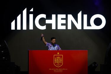 Michenlo durante su actuación en la Explanada del Puente del Rey.