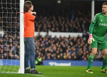 Ocurrió en el minuto 50 del Everton-Newcaslte. Un espectador, con una camiseta en la que se leía 'Just stop oil' se ha atado con una brida al poste. El partido estuvo parado durante siete minutos hasta que la seguridad del estadio del Everton consiguió romper la brida.