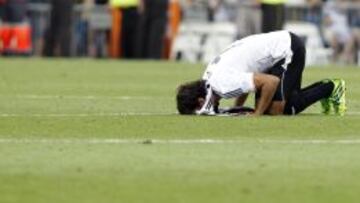 Ra&uacute;l besa el suelo del Bernab&eacute;u.