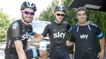 David López y David Fernández posan junto a Chris Froome.