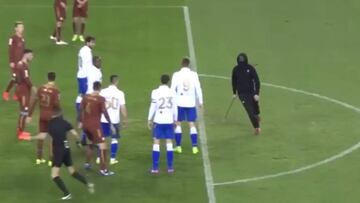 Un ultra aparece encapuchado y con una barra... ?en pleno partido!