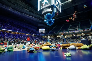 Otro año más el Movistar Estudiantes organiza una recogida solidaria de juguetes para los niños más desfavorecidos. Este año recogieron más de 1.500 juguetes que fueron destinados a la Fundación Madrina.