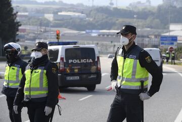 La pandemia sacó lo mejor de muchos atletas, que dejaron sus obligaciones como deportistas y se dedicaron a ayudar a un país y a su gente que lo necesitaba. Es el caso, entre otros, de Saúl Craviotto, doble campeón olímpico y tres veces del mundo en piragüismo, iba a abanderar a España en los Juegos de Tokio 2020, que volvió a desempeñar su labor como policía en Gijón, al igual que la karateca Laura Palacio. Iker Martínez, doble medallista olímpico, sacó la máquina de coser del garaje para confeccionar mascarillas. El piragüista Roi Rodríguez y la baloncestista Marta Xargay fabricaron pantallas y mascarillas… y así hasta decenas de ellos. 