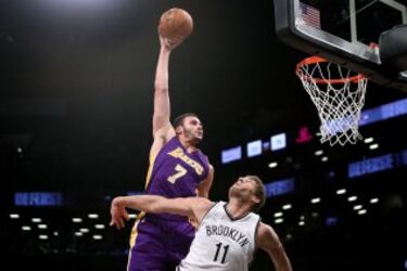 Larry Nance Jr hace un mate espectacular sobre Brook Lopez que solo puede mirar ante el salto del jugador de los Lakers.