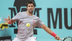 El tenista espa&ntilde;ol Fernando Verdasco devuelve una bola durante un partido en el Mutua Madrid Open 2019.