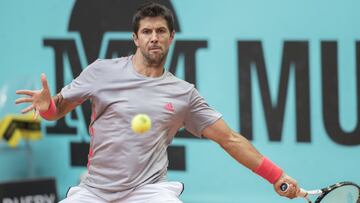 El tenista español Fernando Verdasco devuelve una bola durante un partido en el Mutua Madrid Open 2019.