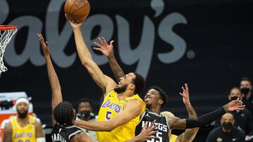 02 April 2021, US, Sacramento: Los Angeles Lakers guard Talen Horton-Tucker (C) shoots over Sacramento Kings forward Maurice Harkless (L) and Sacramento Kings guard Delon Wright (R) during the American NBA basketball match between Los Angeles Lakers and Sacramento Kings at Golden 1 Center. Photo: Paul Kitagaki Jr./ZUMA Wire/dpa
02/04/2021 ONLY FOR USE IN SPAIN
