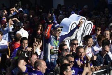 Jorge Lorenzo celebra con su equipo la victoria de carrera. 