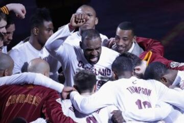 LeBron James de los Cleveland Cavaliers arengando al equipo. 