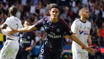 Paris Saint-Germain's Uruguayan forward Edinson Cavani celebrates after scoring a goal during the French L1 football match between Paris Saint-Germain(PSG) and Amiens SC on August 5, 2017 at the Parc des Princes stadium, in Paris. / AFP PHOTO / THOMAS SAMSON
