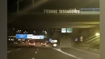 Una pancarta colgada en la M-30 de Madrid calienta más el derbi